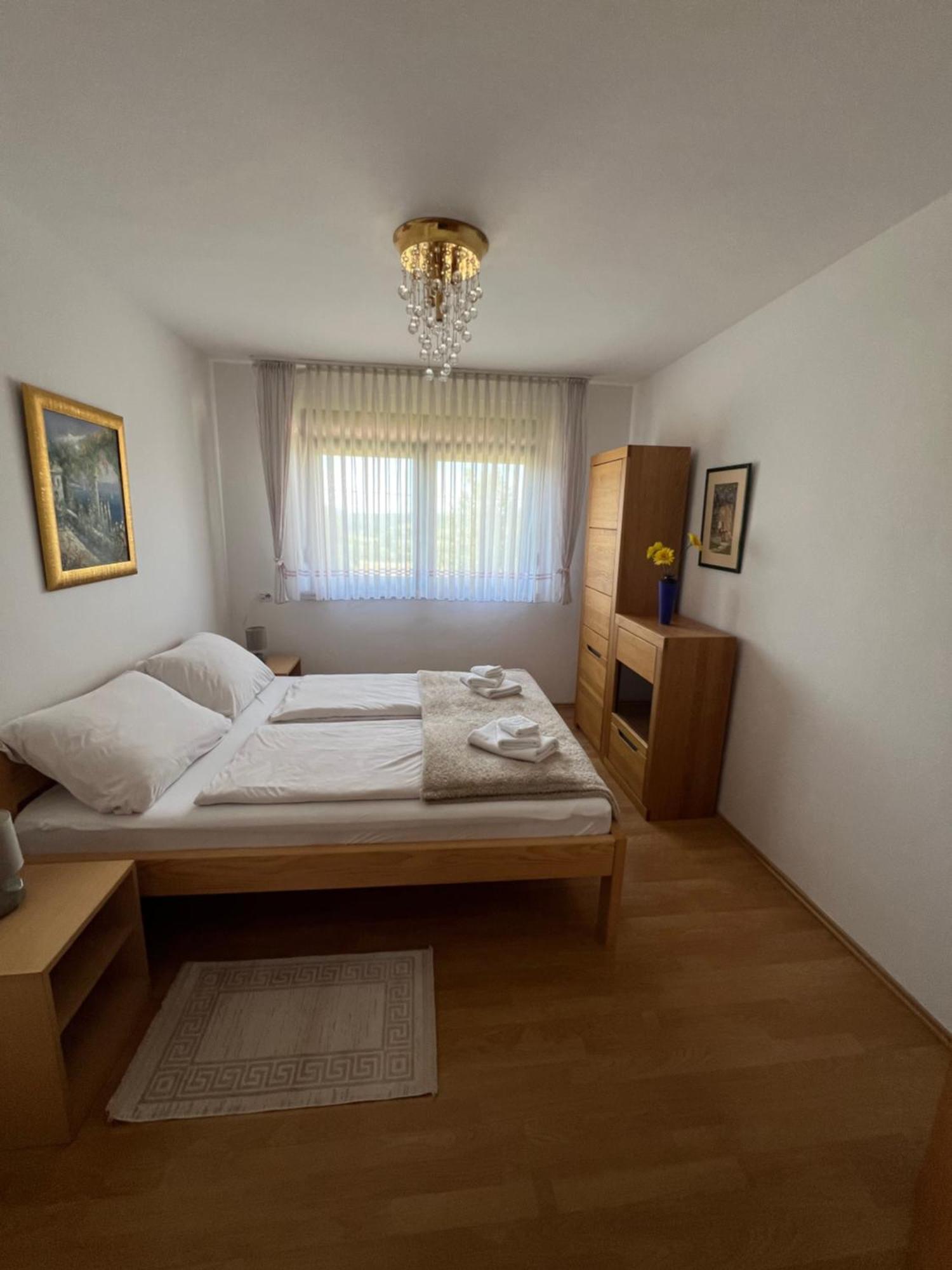 Anamarija Apartments Licko Petrovo Selo Esterno foto